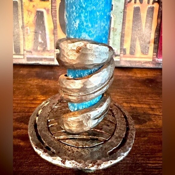 Rustic Horse Shoe Iron Candle Holder - Picture 6 of 16